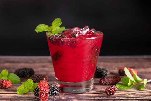 Free photo mulberry juice for health, reduce cholesterol, control blood sugar, antioxidants, nourish the brain, cancer prevention, stimulates blood flow.