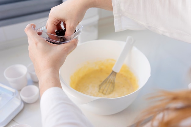 Mulher cozinhando na cozinha