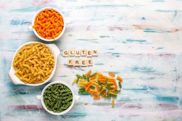 Foto gratuita fusilli vegetali multicolori senza glutine.