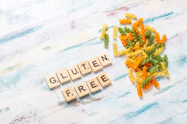 Foto gratuita fusilli vegetali multicolori senza glutine.