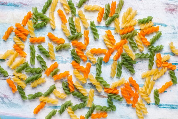 Foto gratuita fusilli vegetali multicolori senza glutine.