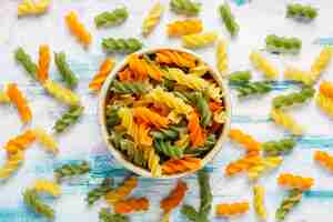 Foto gratuita fusilli vegetali multicolori senza glutine.