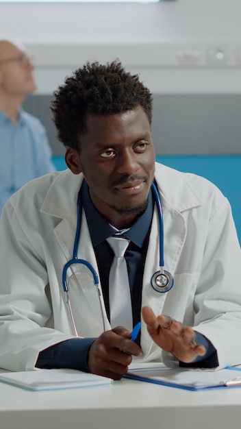 Free photo multi ethnic doctor and old patient doing checkup with green screen