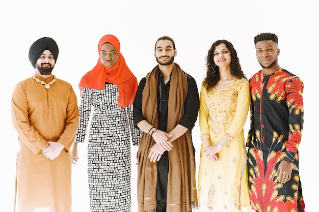 Многонациональные люди в традиционной одежде. Разнообразие и культура. Единство и дружба.