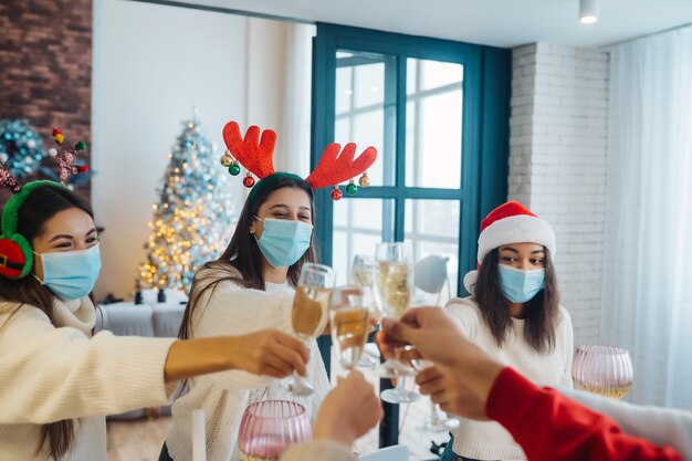 大晦日を祝う多民族の若者が乾杯、シャンパンを飲むことを祝うグラスをチリンと鳴らす