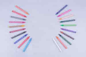 Free photo multicolor crayons or pencils in geometric composition