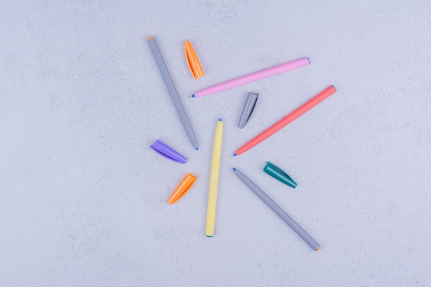 Разноцветные линейные карандаши для раскрашивания или изготовления мандалы