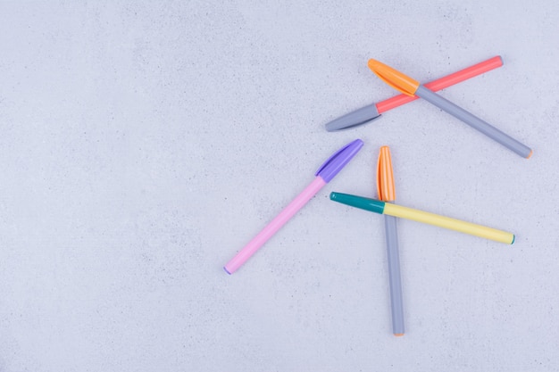 회색 표면에 고립 된 여러 가지 빛깔의 만다라 공예 연필