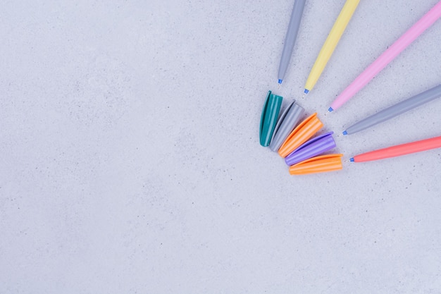 Разноцветные карандаши для рисования мандалы, изолированные на серой поверхности