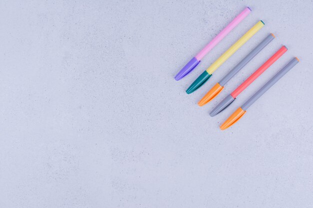 회색 표면에 고립 된 만다라에 대 한 여러 가지 빛깔의 펜