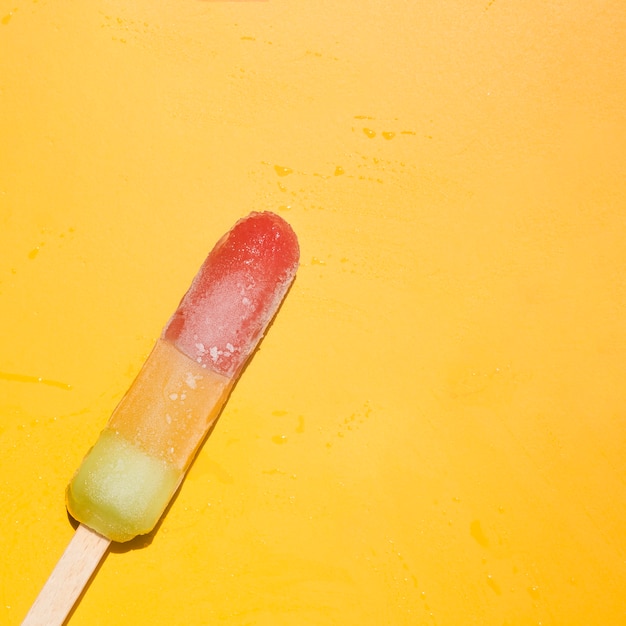 무료 사진 노란색 바탕에 여러 가지 빛깔 된 얼음 사탕