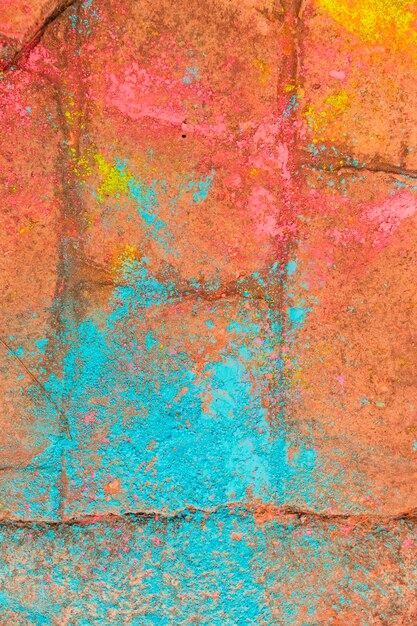 赤レンガの歩道にホーリー祭から色とりどりの粉