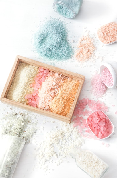 Бесплатное фото Разноцветная морская соль в коробке на белом фоне вид сверху, плоская планировка.