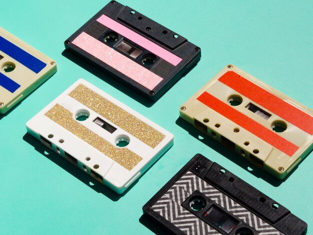 色とりどりの鮮やかなカセットテープコレクション