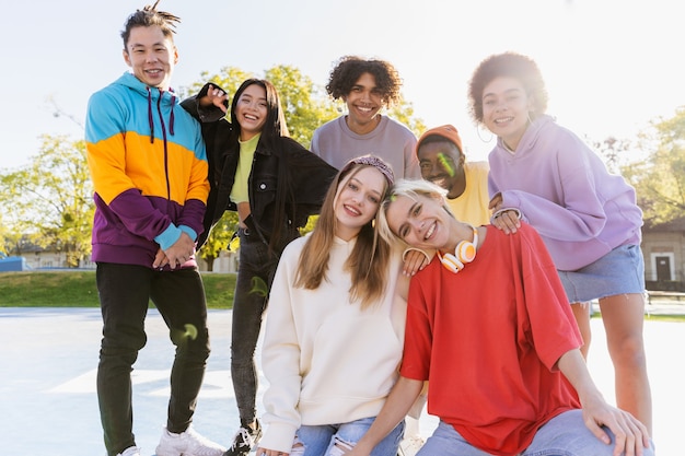 야외에서 결속하고 즐거운 시간을 보내는 젊은 친구들의 다문화 그룹 - 도시 스케이트 공원에서 모이는 세련된 멋진 십대들