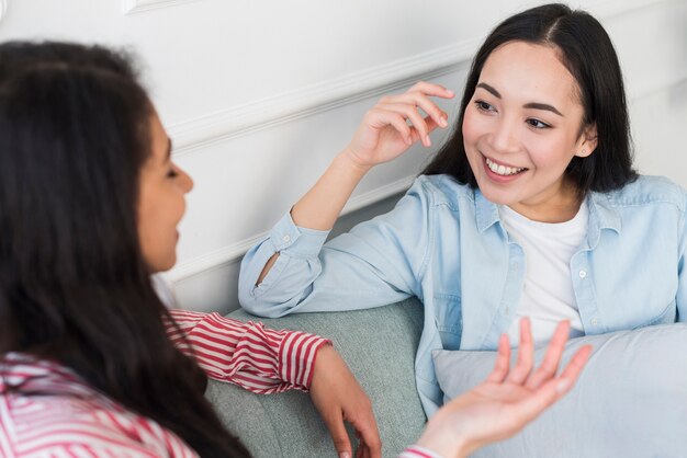 多民族の女性が自宅でチャット