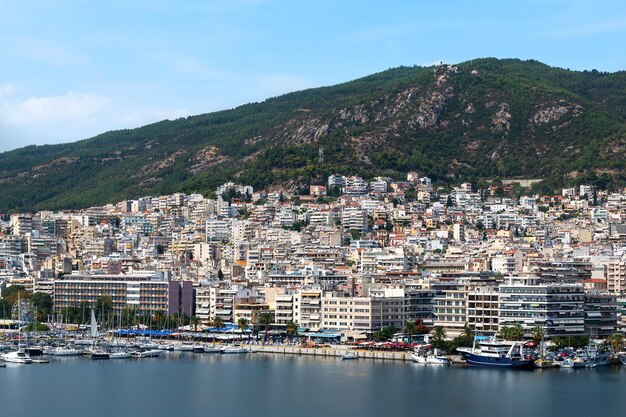Kavala, Greece의 항구가있는에게 해의 여러 건물 비용