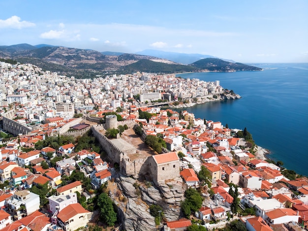 Kavala, Greece의 배경에 여러 건물과 요새, 푸른 언덕