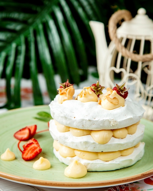 Dessert alla crema a più strati con fragole