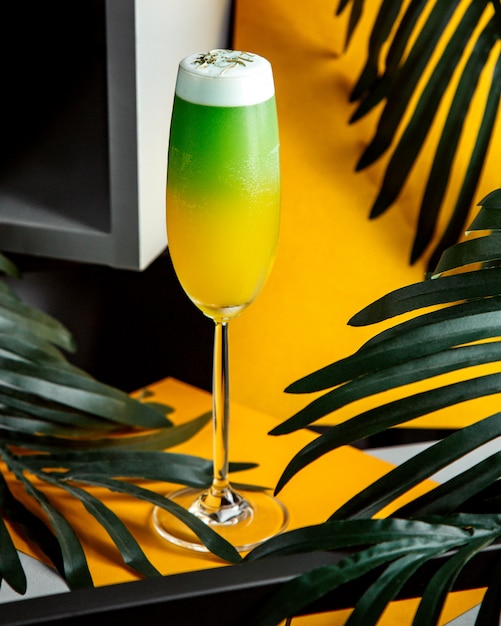 Cocktail tropicale a più strati