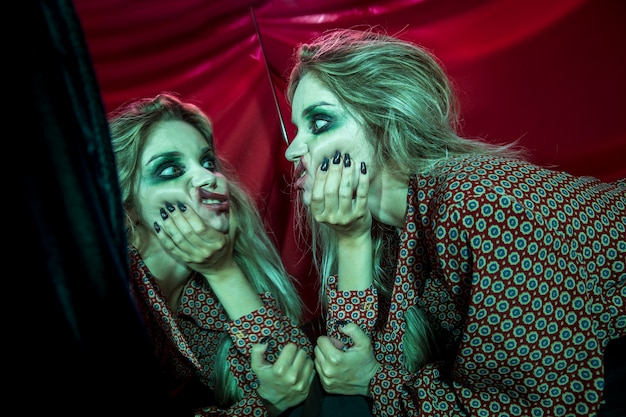 Foto gratuita effetto specchio multiplo di donna che appiattisce il viso
