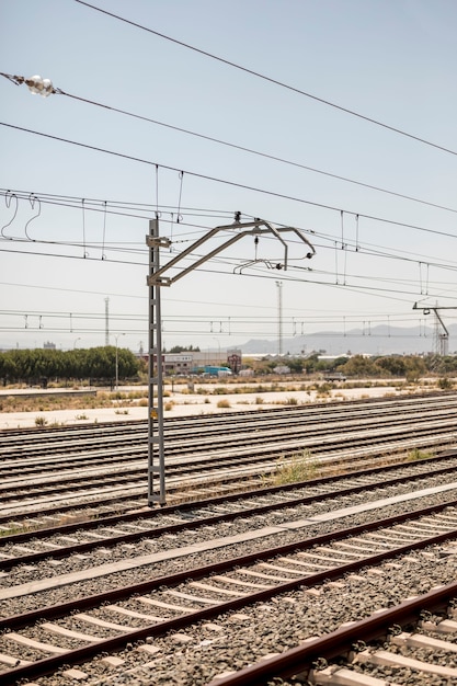 Più binari ferroviari in una giornata di sole