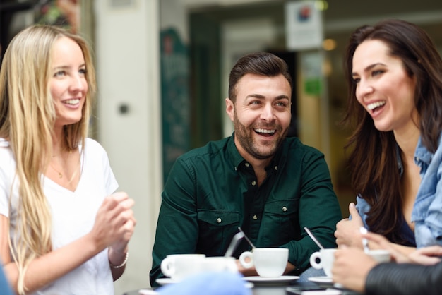 Gruppo di amici multirazziale con un caffè insieme