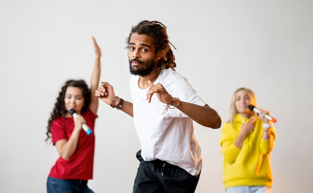 Free photo multiracial people singing and dancing