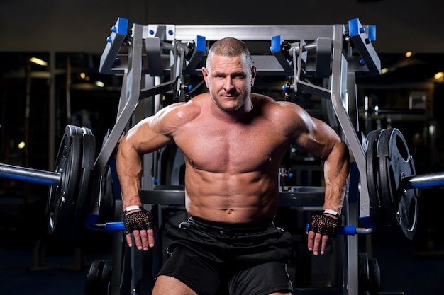 Free photo muscular man in a gym