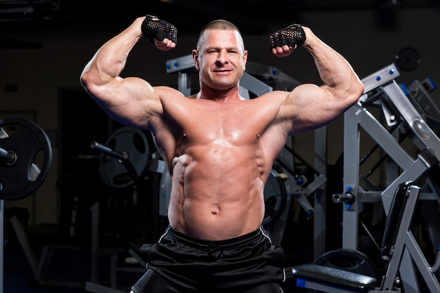 Free photo muscular man in a gym