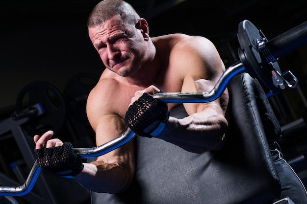 Uomo muscoloso in una palestra