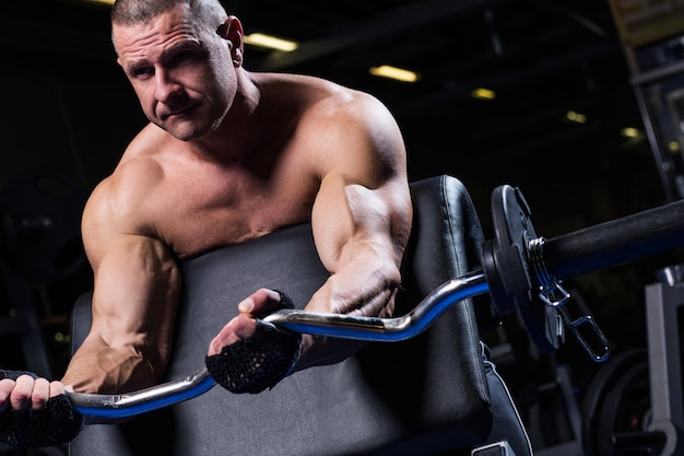 Foto gratuita uomo muscoloso in una palestra