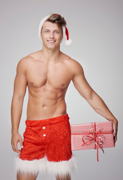 筋肉質の男と赤いクリスマスプレゼント