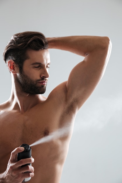 Foto gratuita uomo muscoloso con deodorante