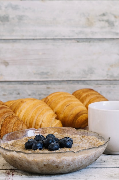 Foto gratuita funghi con uva e croissant