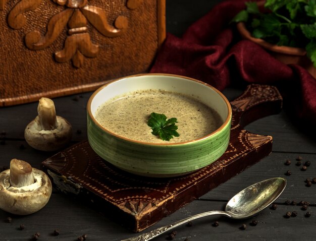 Грибной крем-суп на столе