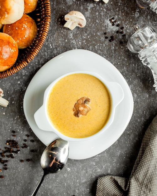 Free photo mushroom cream soup with cream