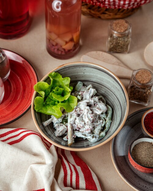 Insalata di funghi con panna acida vista dall'alto