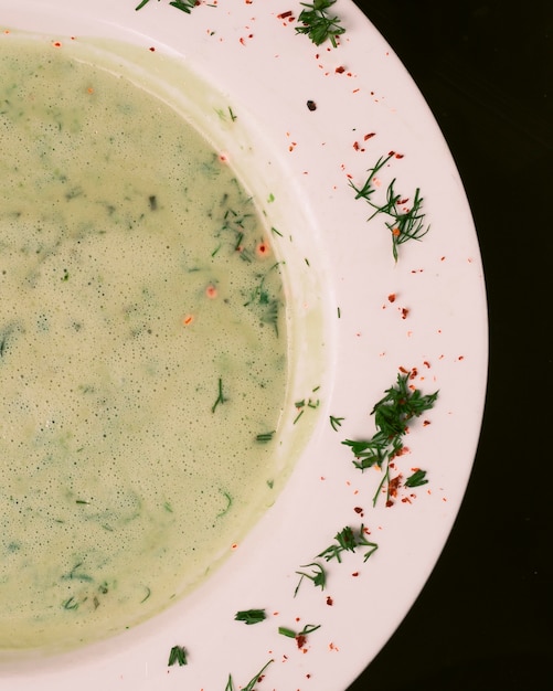 Бесплатное фото Грибной суп с зеленью.