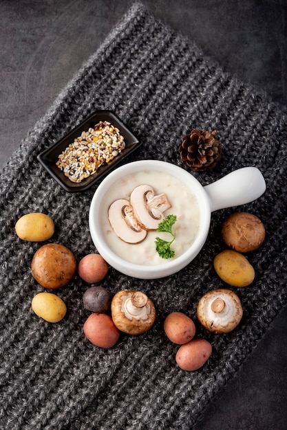 Free photo mushroom soup with mushrooms on a grey scarf