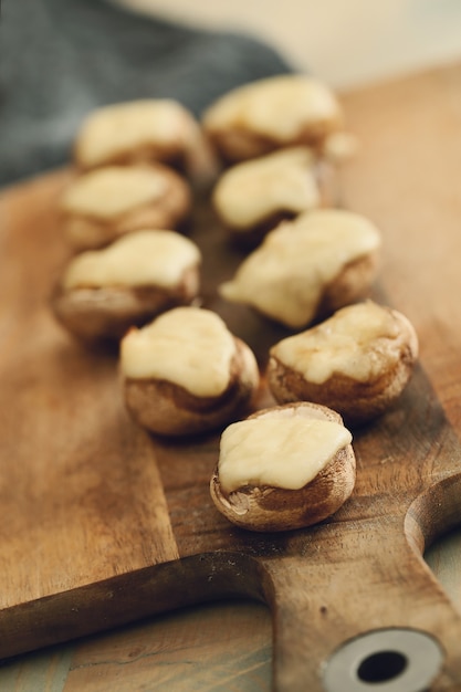 Funghi con formaggio. tapas spagnole tradizionali