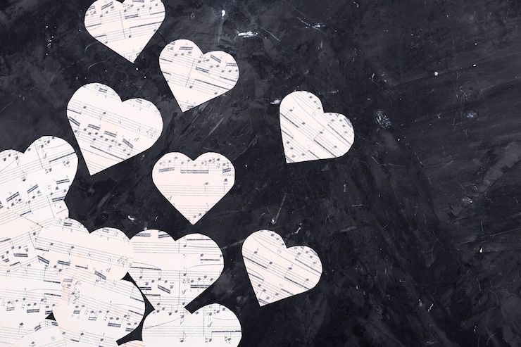 Free Photo music notes on heart shaped paper