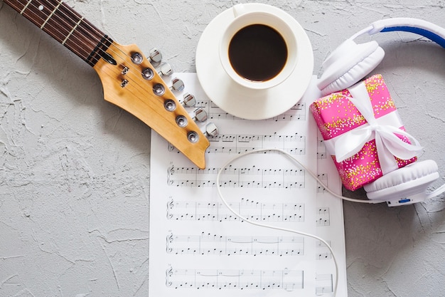 Foto gratuita forniture musicali con caffè e regalo