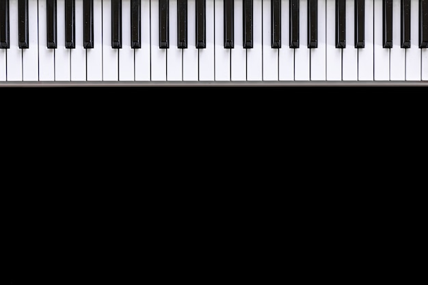 Музыкальный фон с музыкальными клавишами на черном, плоской планировке, копией пространства.