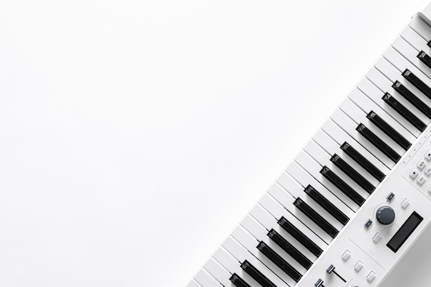 無料写真 白いフラットレイコピースペースに音楽キーと音楽の背景