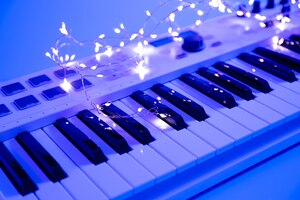 Tasti musicali e una ghirlanda su uno sfondo sfocato con illuminazione al neon
