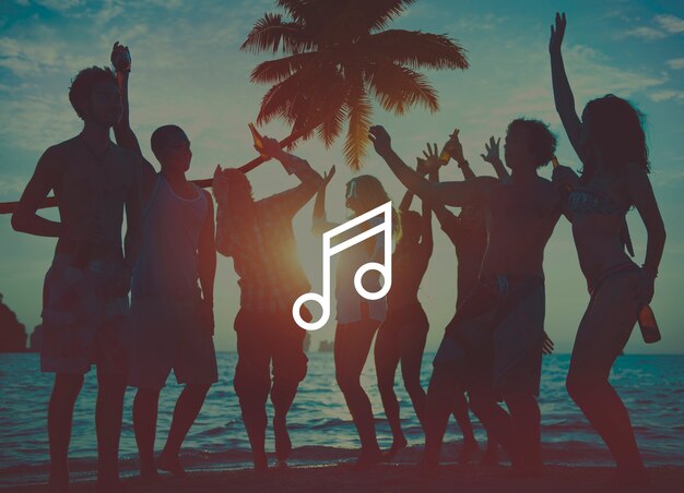 Музыкальная нота на фоне пляжной вечеринки