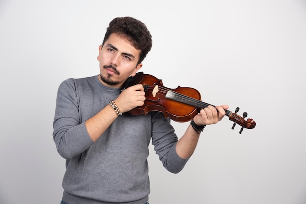 無料写真 ミュージシャンがバイオリンの曲をチェックして修正します。