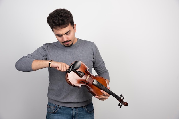 無料写真 ミュージシャンがバイオリンの曲をチェックして修正します。