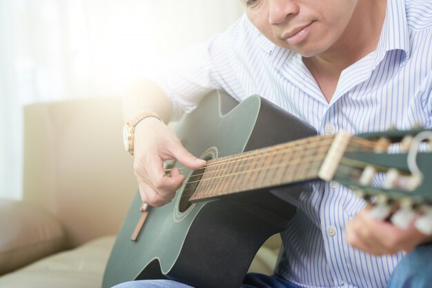 ギターを弾くミュージシャン